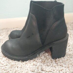 Rocket Dog Like New Chunky Heeled Chelsea Boot Size 9